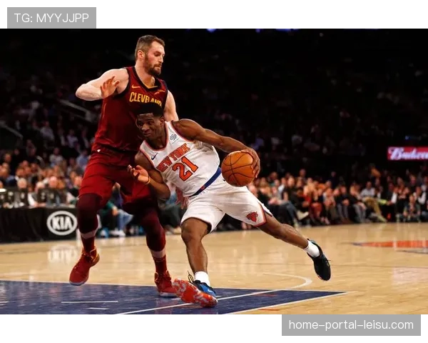 尼克斯主场不敌骑士，侧翼进攻效率低下，兰德尔多次强打未果。