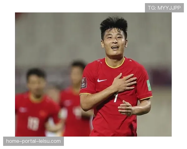 特写：错失单刀后，年轻的雷恩前锋掩面跪地